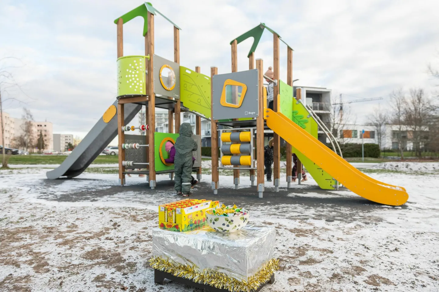 Novembris avati Pärnus Papiniidu tänava otsas ranna kergliiklustee ääres uus laste mänguväljak.