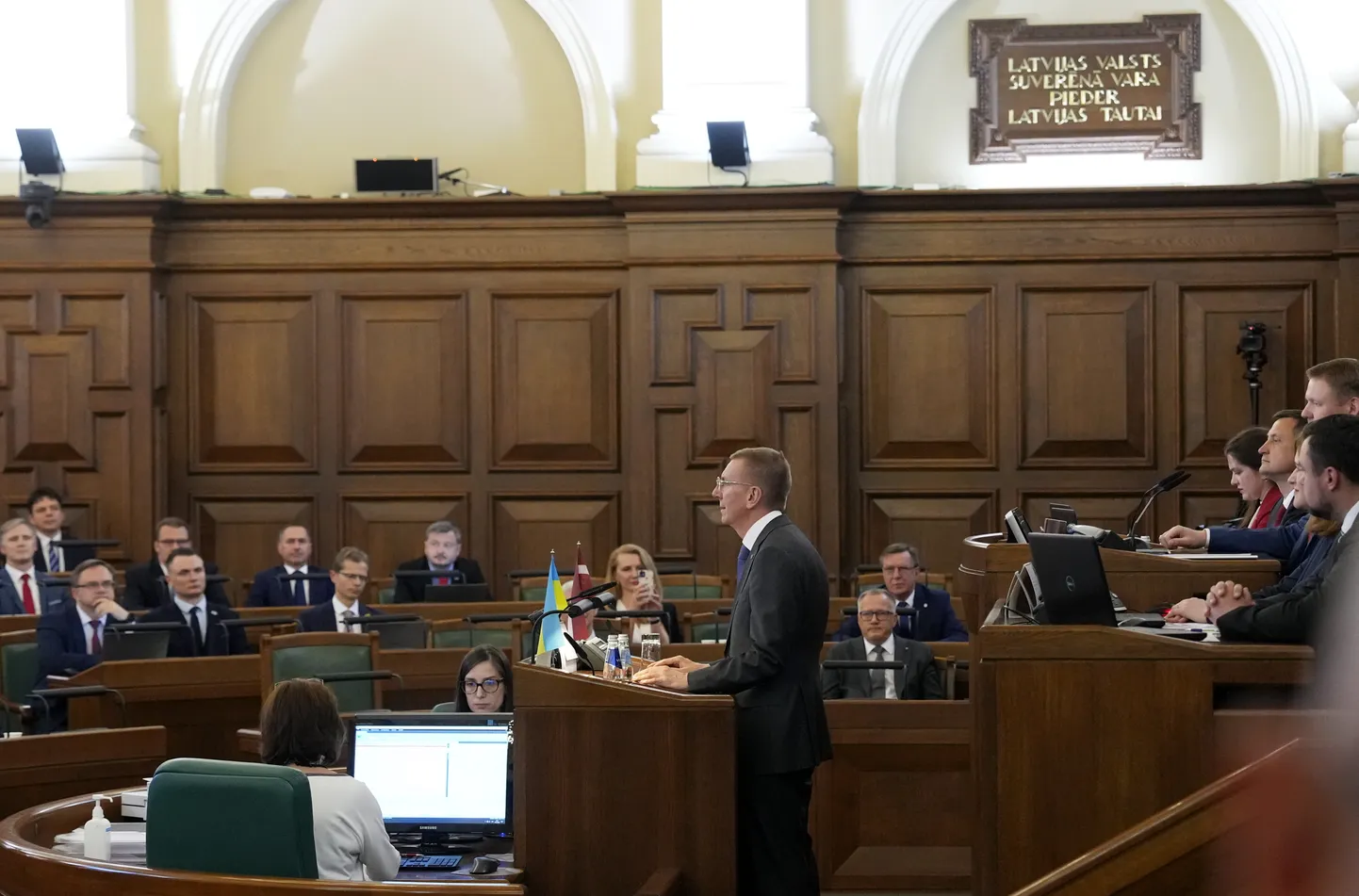 Jaunievēlētais Valsts prezidents Edgars Rinkēvičs pēc ievēlēšanas amatā