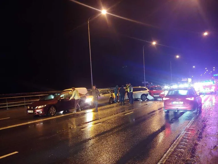Papiniidu sillal sattus ahelavariisse kaheksa autot.