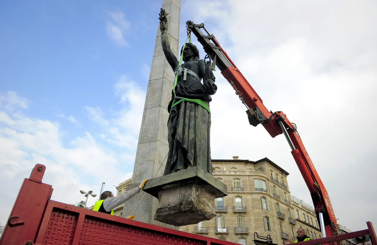 Kuigi suurem osa Francisco Franco režiimi meenutavaid sümboleid on Hispaania avalikust ruumist juba kõrvaldatud, on neid siiski veel enam kui 600 omavalitsuses. Pildil Franco armee võidu auks püstitatud ausamba mahavõtmine Barcelonas 2011. aastal.