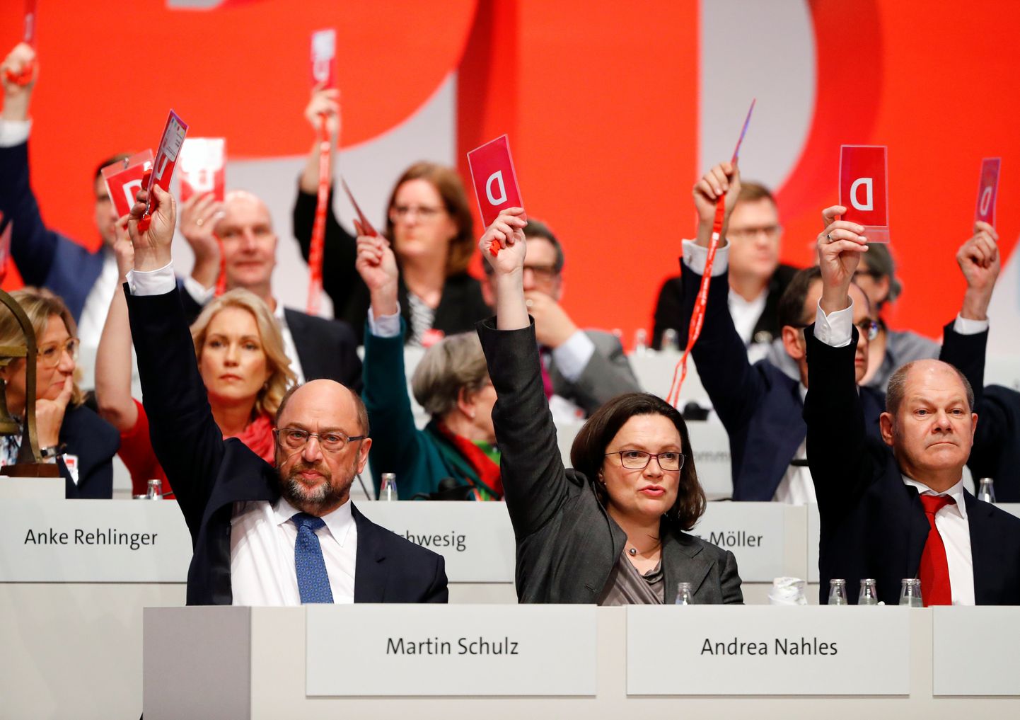 SPD liidrid hääletamas uue suurkoalitsiooni eelkõneluse alustamise poolt. Esireas vasakult: erakonna liider Martin Schulz, parlamendifraktsiooni juht Andrea Nahles ja SPD aseesimees Olaf Scholz.