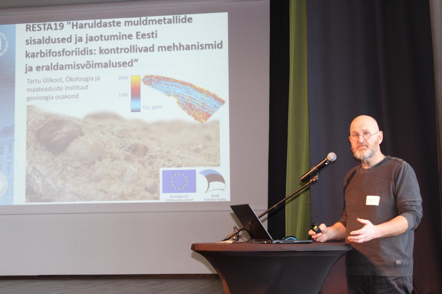 Akadeemik Kalle Kirsimäe on üritanud leida lahendust, kuidas karbifosforiidist haruldasi muldmetalle eraldada.