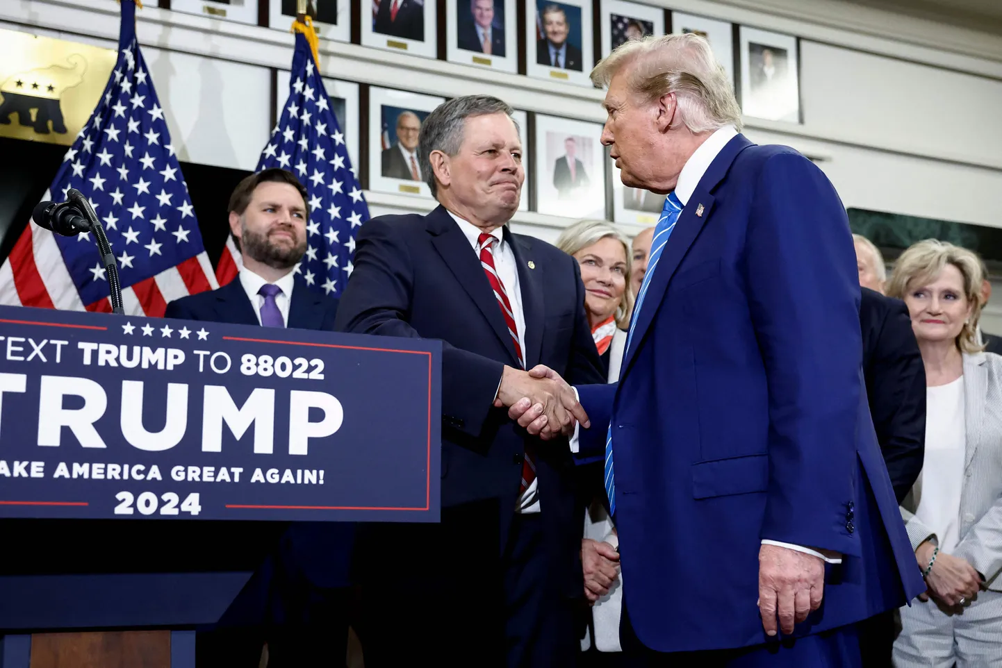 Senaator Steve Daines lausus, et kõige väärtuslikum asi, mida ta Trumpile teiseks ametiajaks anda saab, on kontroll senati üle. Donald Trump Steve Dainesiga kätlemas.