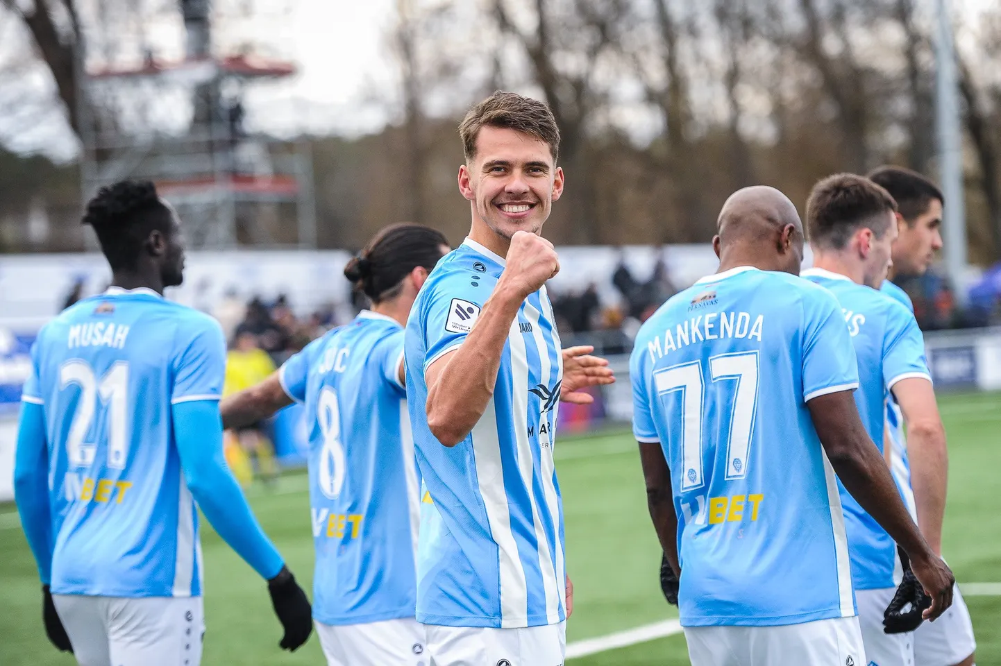"Riga FC" futbolists Marko Regža (centrā)