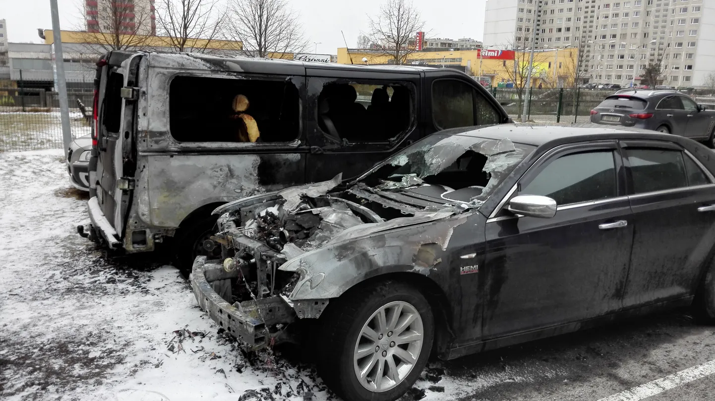 На улице Вирби в Таллинне горели два автомобиля.