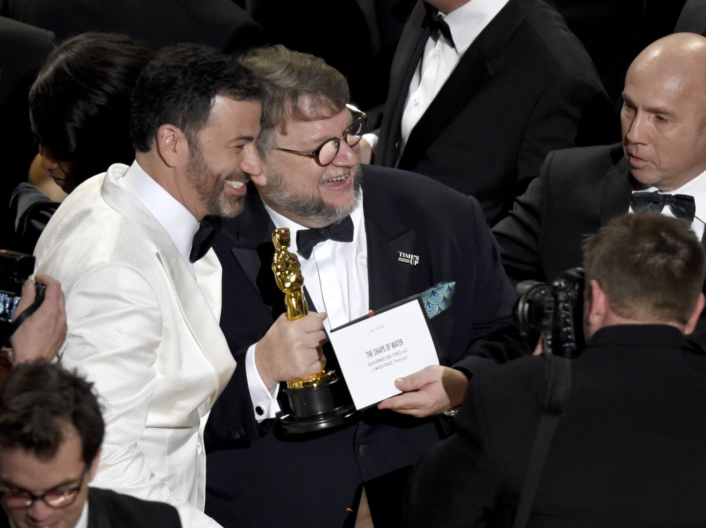 Režissöör Guillermo del Toro ja õhtujuht Jimmy Kimmel Oscaritel 2018.