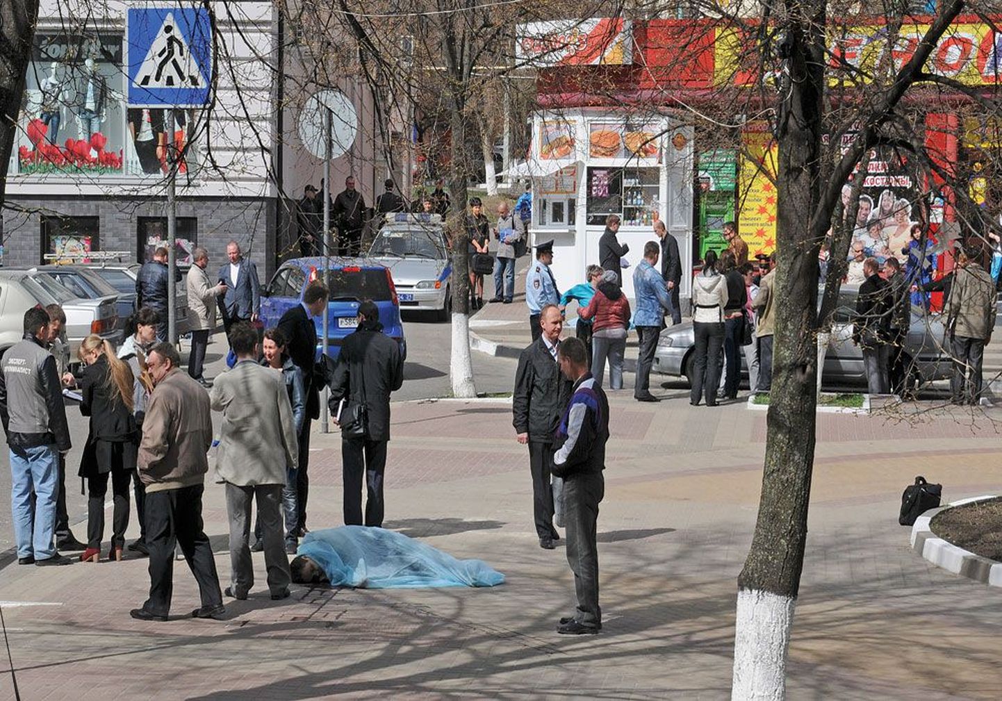 Вчера в центре российского города Белгорода преступник с оружием расстрелял работников магазина «Охота» и прохожих.