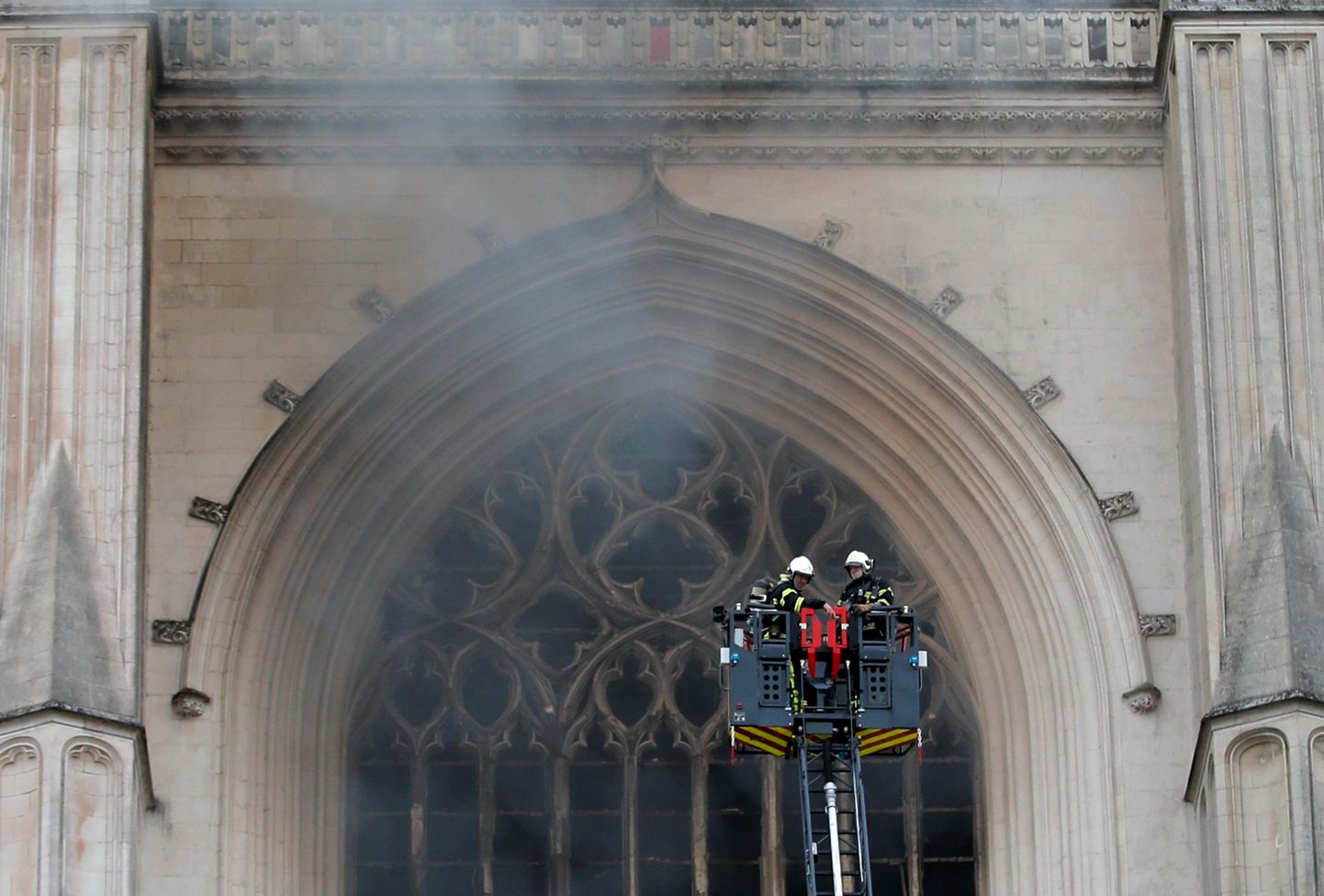 Tuletõrjujad kustutamas Prantsusmaal Nantes'i katedraalis puhkenud põlengut.