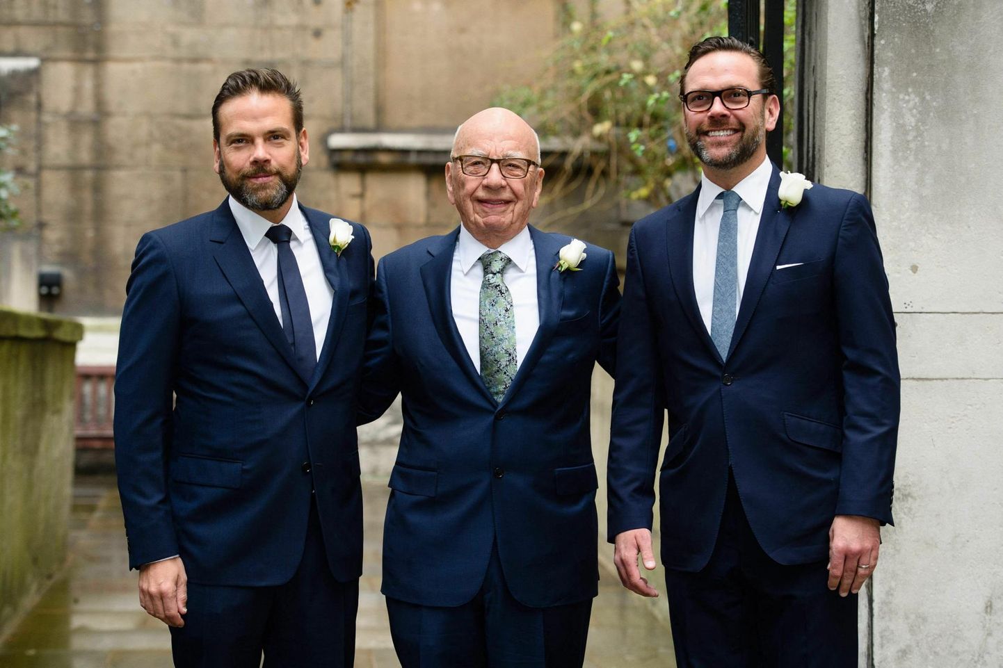 Rupert Murdoch (keskel) koos poegade Lachlani (vasakul) ja Jamesiga 2016. aastal Ruperti abiellumispeol Jerry Halliga. 