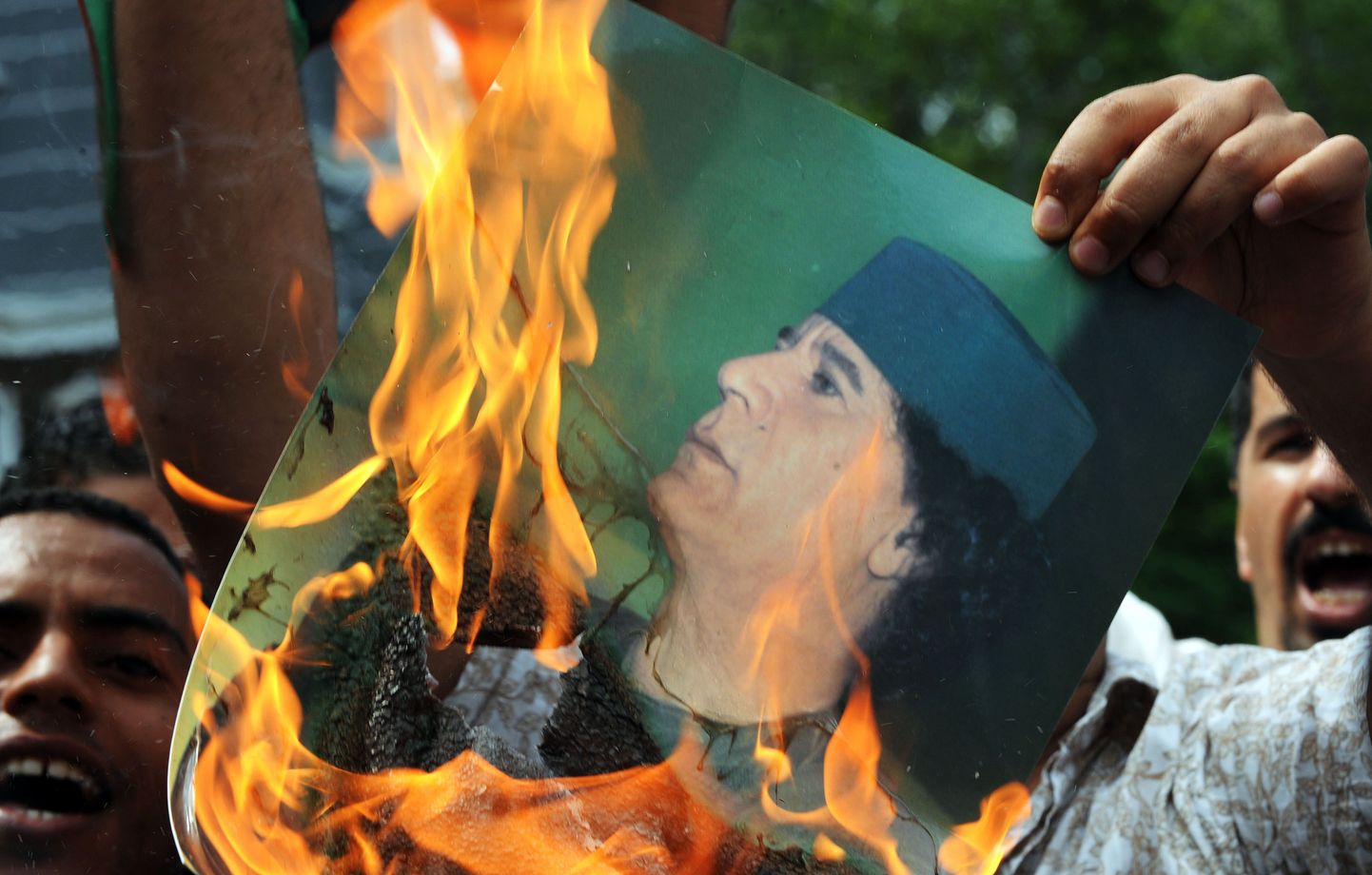 Meeleavaldaja põletab Muammar Gaddafi pilti Liibüa saatkonna ees Kuala Lumpuris.