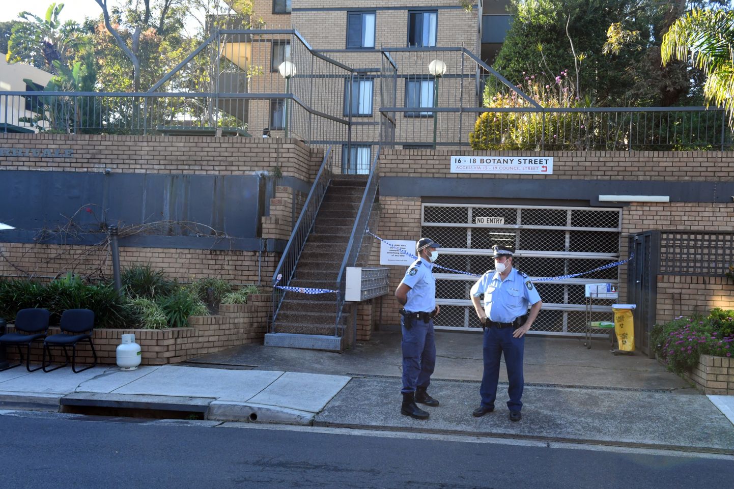 Politsei valvamas Sydney kortermaja, mille elanikel on koroonajuhtude tõttu keelatud väljuda.