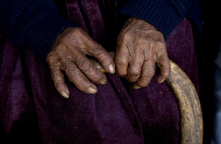 117-aastase Julia Flores Colque käed