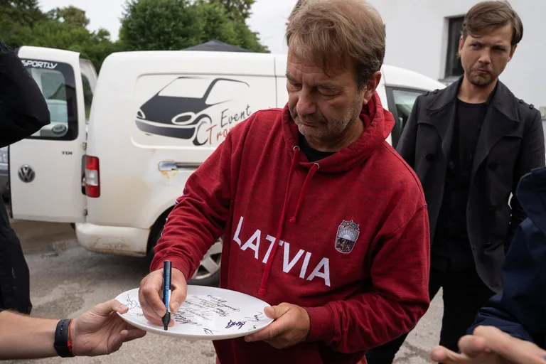 Aktieris Andris Daugaviņš filmas "Nelūgtie viesi" uzņemšanas sākumā