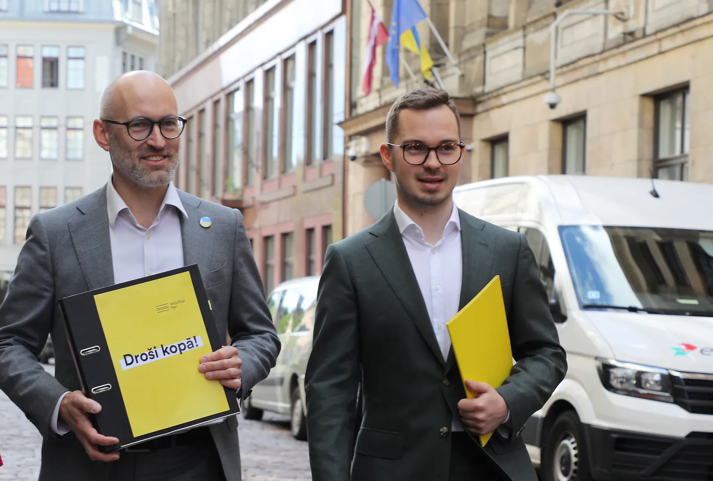 "Kustība “Par!" priekšsēdētājs un partiju apvienības "Attīstībai/Par!" līdzpriekšsēdētājs, veselības ministrs Daniels Pavļuts (no kreisās) un "Attīstībai/Par!" līdzpriekšsēdētājs, vides aizsardzības un reģionālās attīstības ministrs Artūrs Toms Plešs dodas iesniegt partiju apvienības "Attīstībai/Par!" deputātu kandidātu sarakstu un priekšvēlēšanu programmu 14. Saeimas vēlēšanām Centrālajā vēlēšanu komisijā.