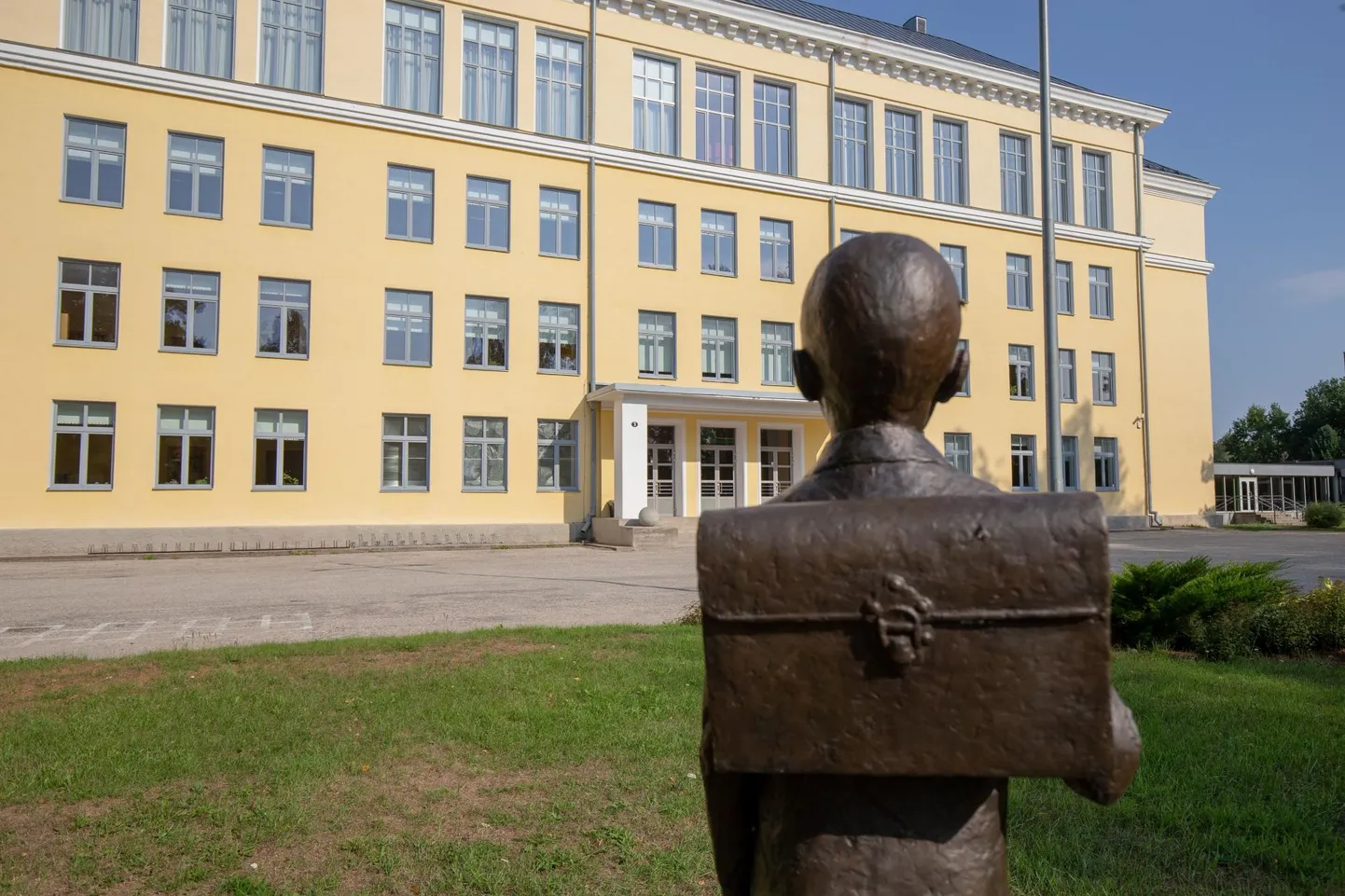 Elva gümnaasiumi Tartu maantee hoone, rekonstrueerimist vajab siiski Puiestee tänaval asuv hoone.