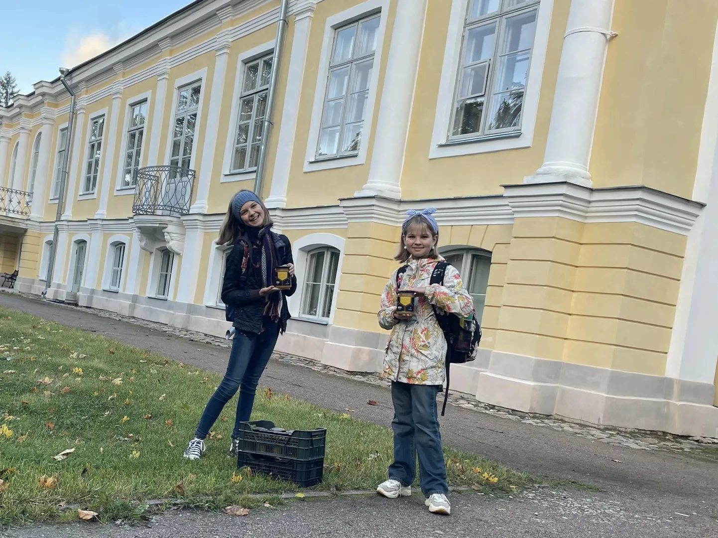 Kellele siis ei meeldiks saada mett. Pilt on tehtud Vääna mõisakoolis Harjumaal.