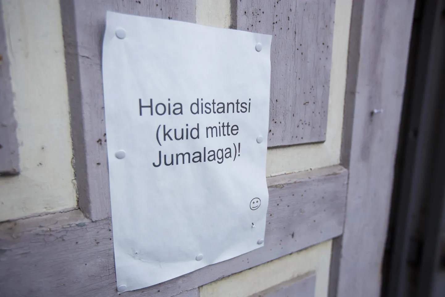 Silt Kadrina kiriku uksel. Täna avaldatud uute koroonapiirangute valguses tuleb taas kord välja, et riik pakub kirikutele erikohtlemist.