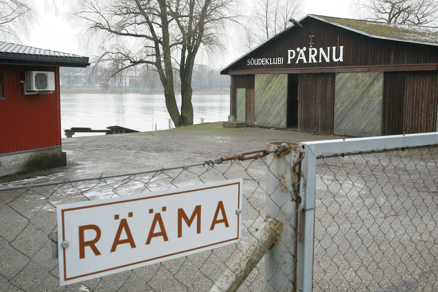 Rääma tänava sõudebaasis tegutseb Pärnu sõudeklubi.