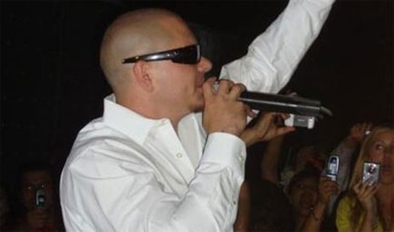 latiņamerikāņu reperis Pitbull ar "Rebelution" (8.vieta un 41 000) 