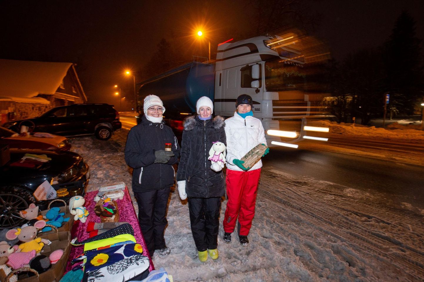 Kauplejad Eda oma purkidega (vasakult), Ege käsitööloomadega ja Anu leivaga maantee ääres. FOTO: Dmitri Kotjuh/järva Teataja