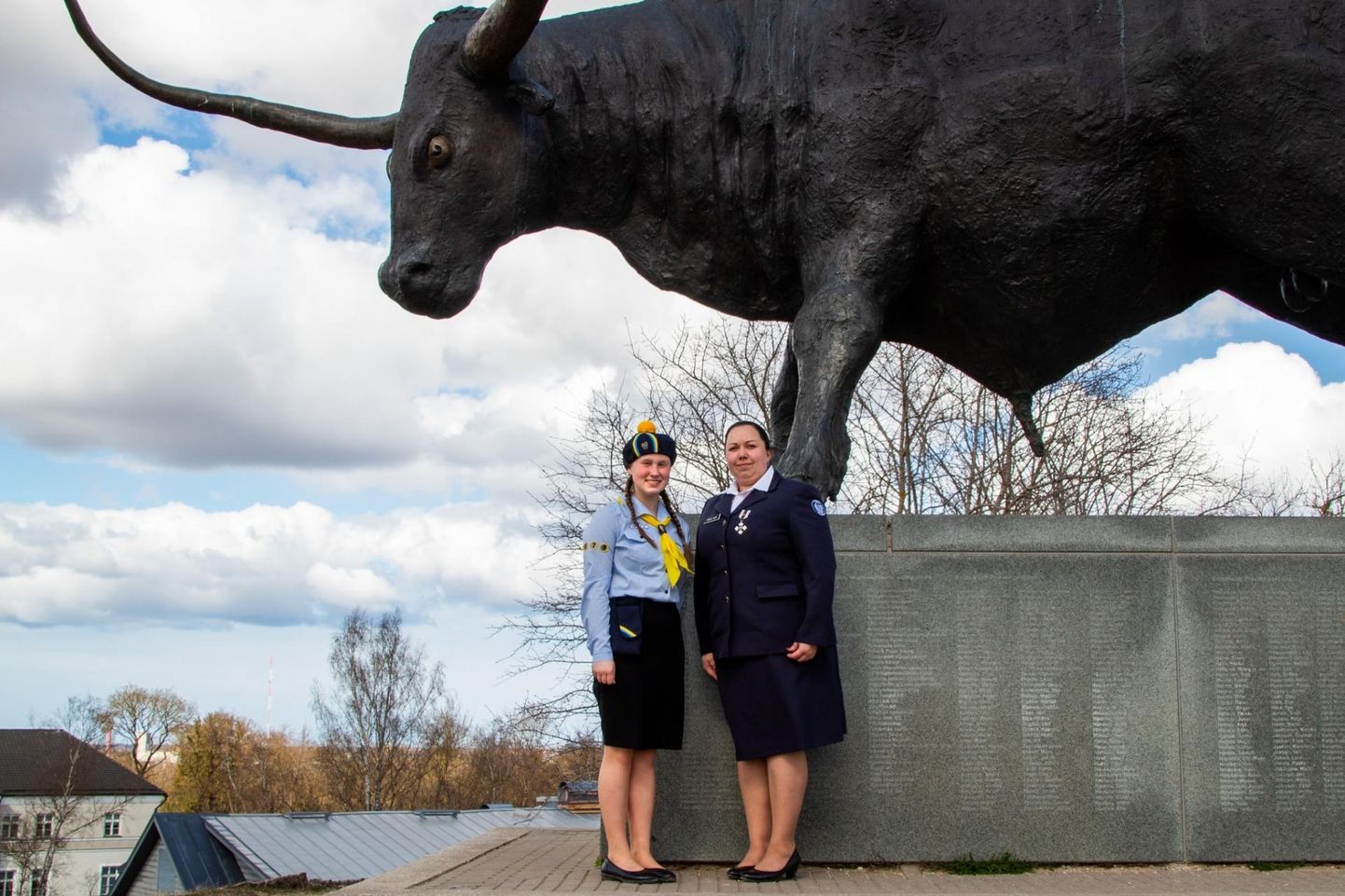 Noortejuht Anneli Leht (paremal) ja kodutütar Teele Piirimäe on need kaks väljavalitut, kes saavad käia presidendi süüdatud tuld Saaremaalt meie maakonda toomas.