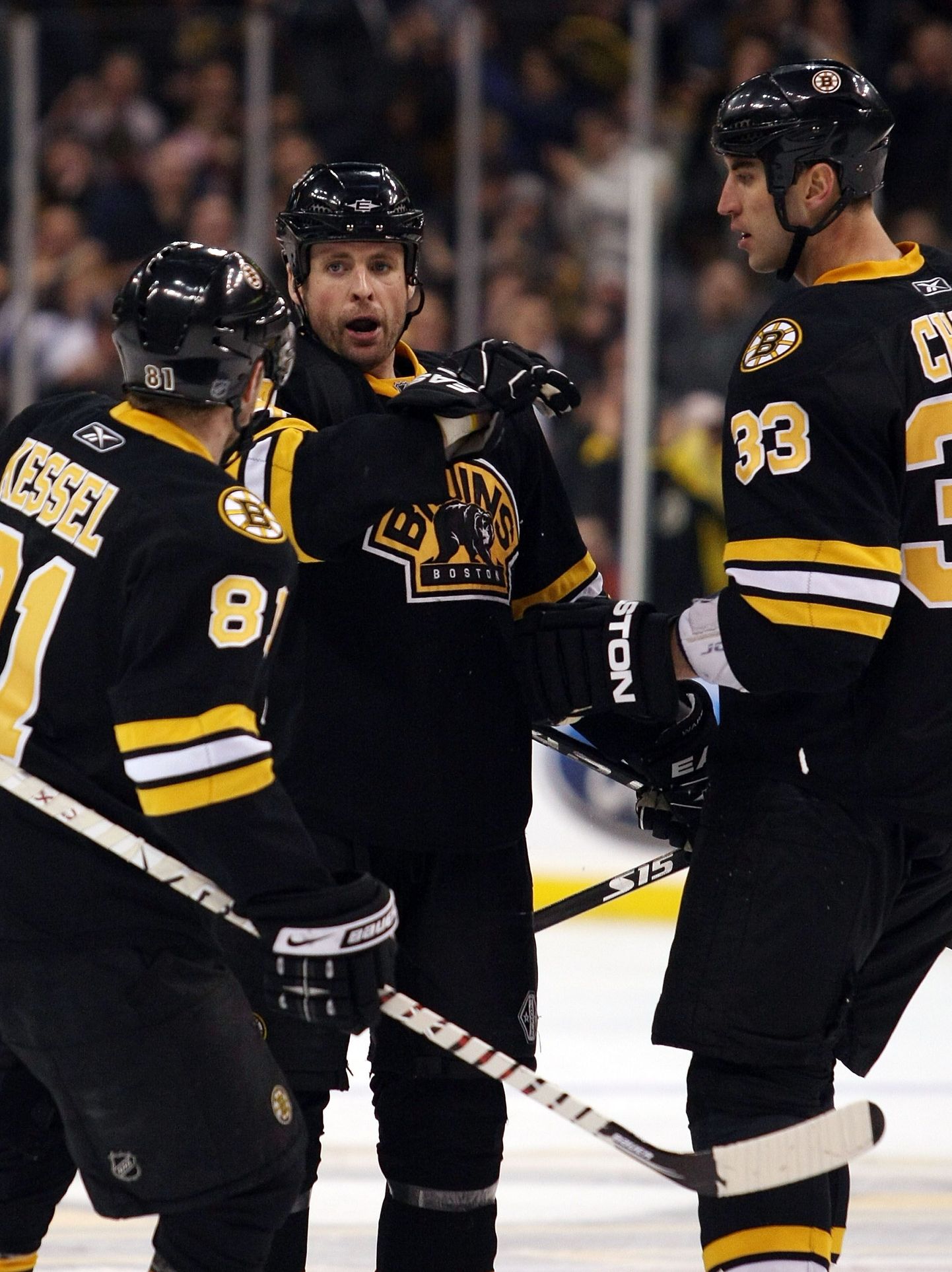 Boston Bruinsi mängijad õnnitlevad üksteist värava puhul.
