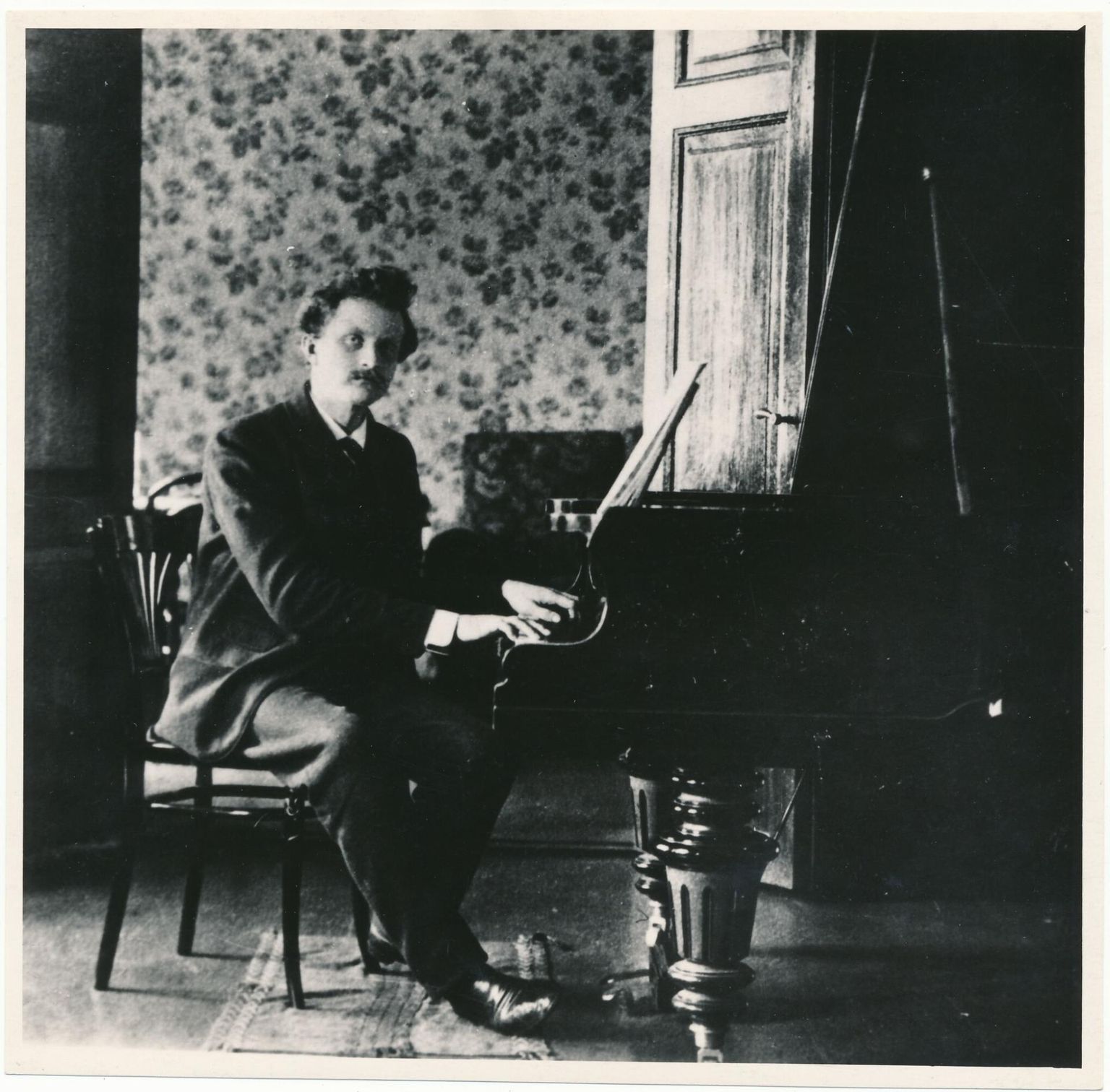 Rudolf Tobias on tundmatu pildistaja fotole jäänud aastal 1905 Tartus.