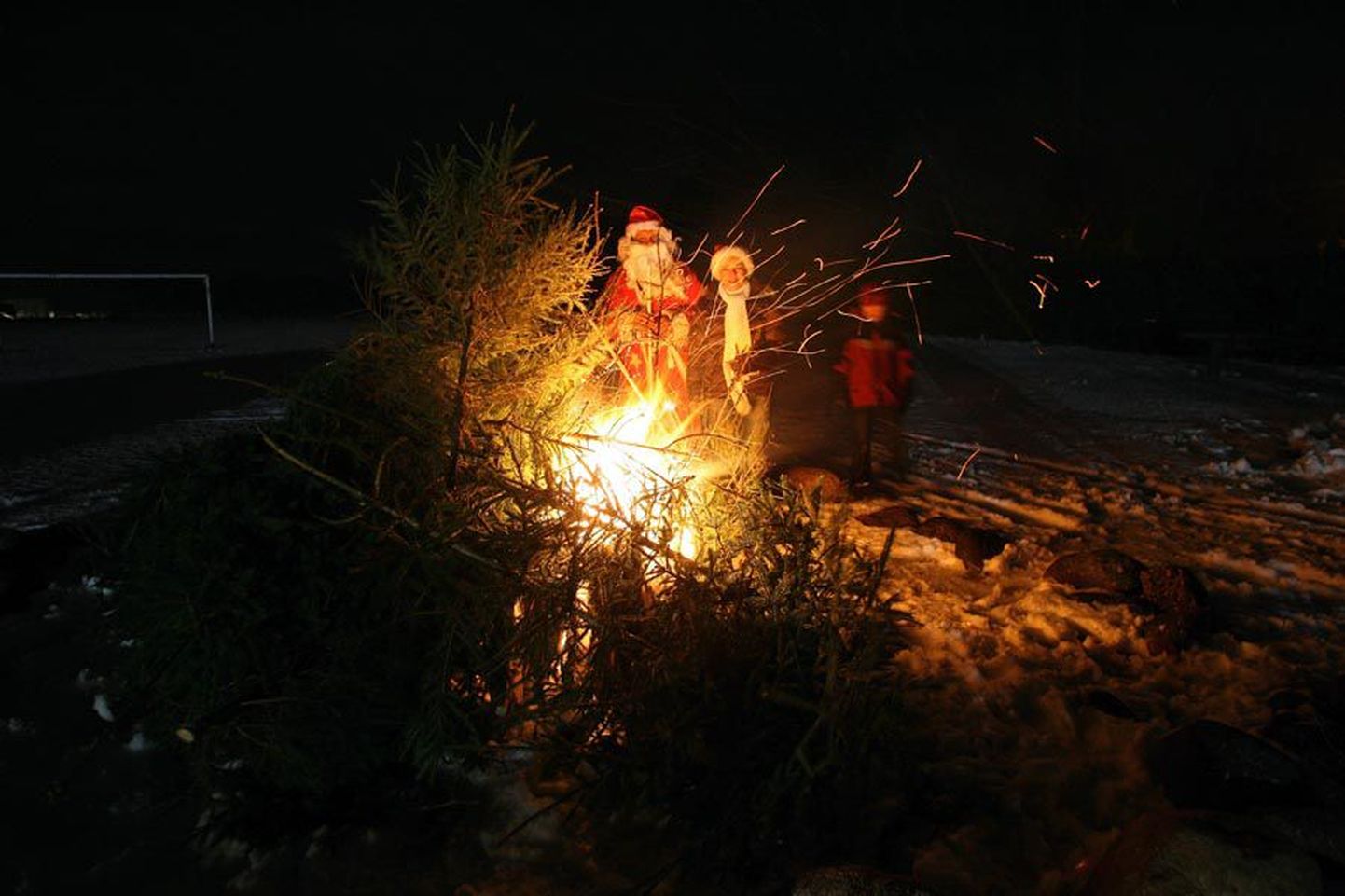 Pärast 34 tegusat päeva jätkus jõuluvanal energiat veel Paistu rahvaga lõkke ümber trallida.