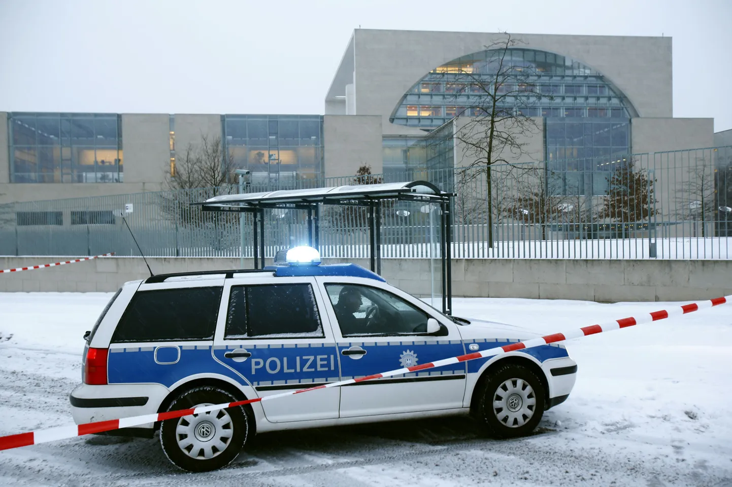 Angela Merkeli ametiruumid Berliinis on politsei poolt ümber piiratud.
