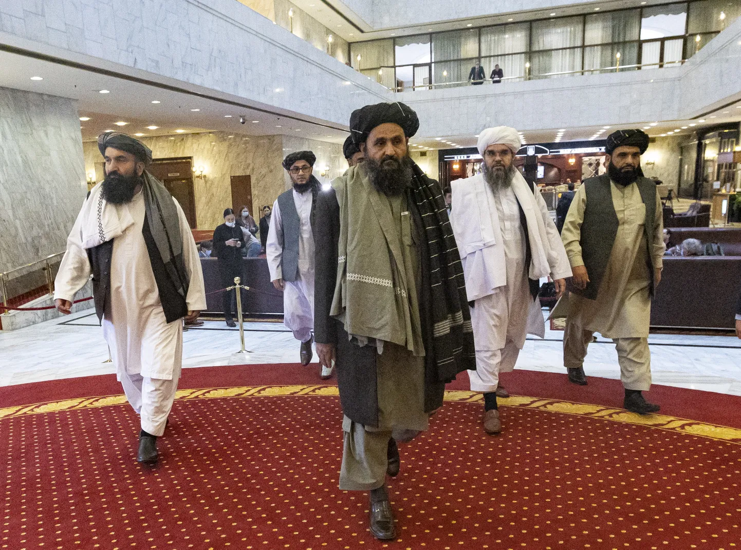 Talibani kaasasutaja mulla Abdul Ghani Baradar (keskel) ja teised Talibani liikmed Moskvas. 18. märts 2021.