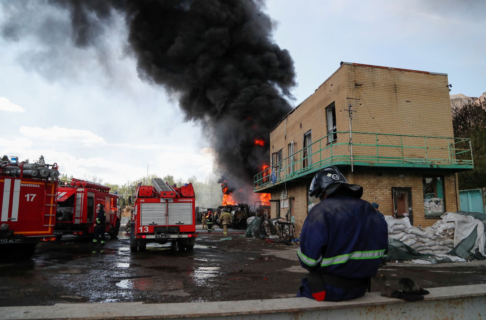 Tuletõrjujad täna Kremli-meelsete nn separatistid kontrollitavas piirkonnas Donetski lähedal, kus põles kütusehoidla.