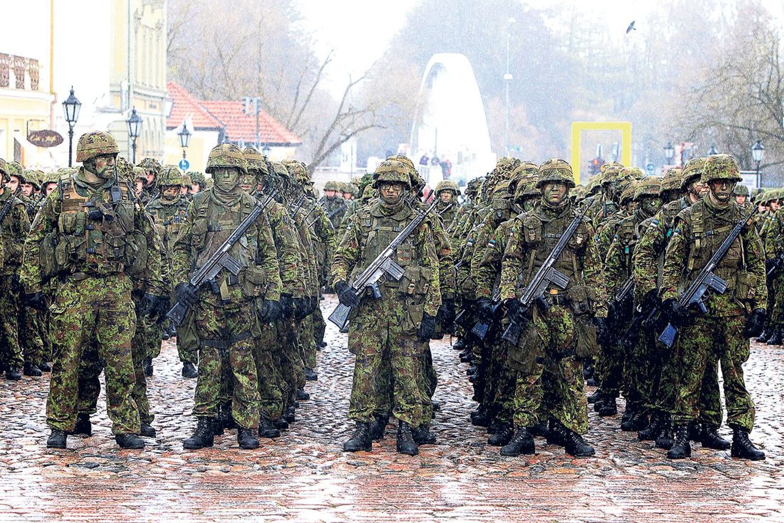 Enne tseremoonia algust kostitas ilmataat raeplatsile rivistatud sõdureid paduvihmaga.