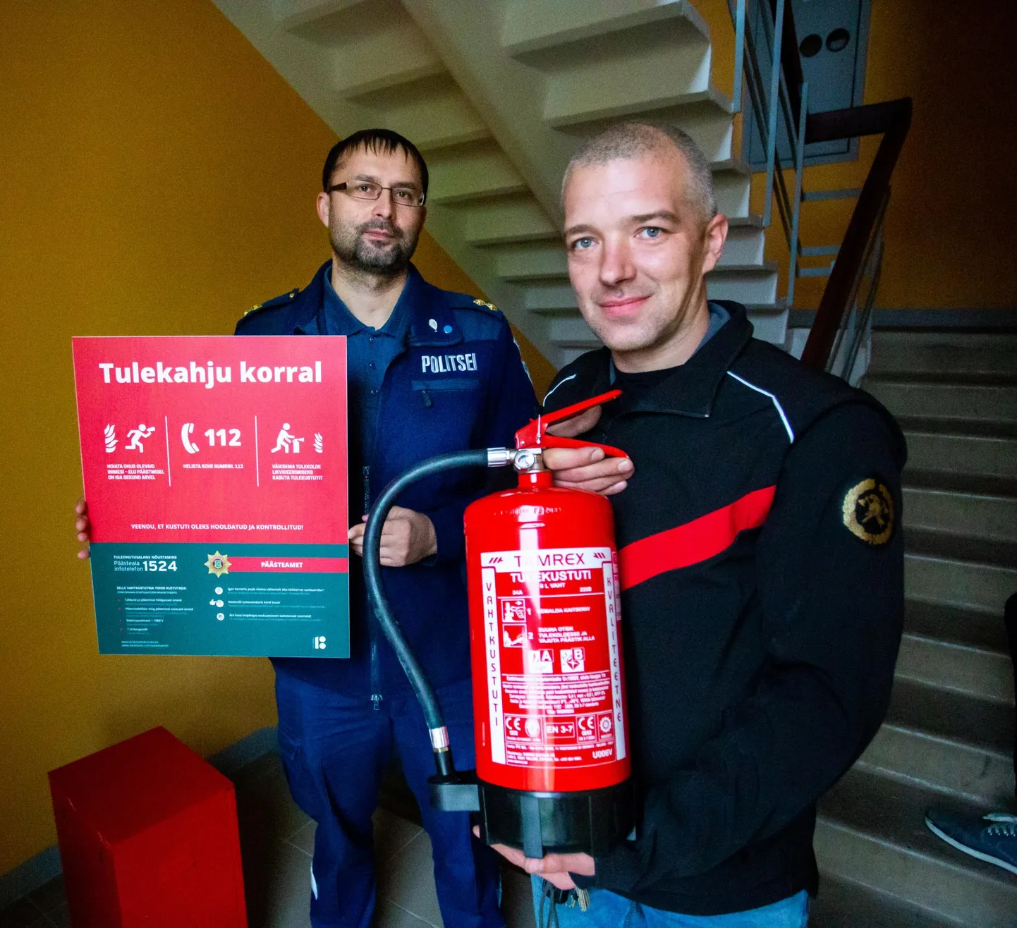 Päästeameti kodunõustamine aitas Kadrina Rakvere tee 3 korteriühistu juhatuse liikmete Aleksei Osokini (vasakul) ja Raido Nageli kinnitusel tõsta elanike tuleohutusteadlikkust. Väärt auhind tulekustutite näol süvendab majaelanikes kindlustunnet veelgi.