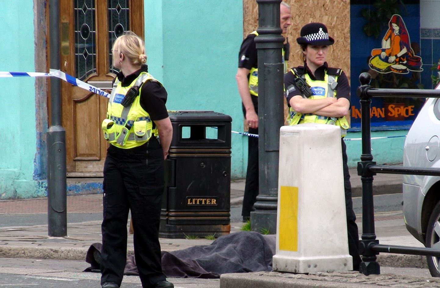 Briti politseinikud Whitehavenis 
Duke Streetil tulistamisohvri surnukeha juures.