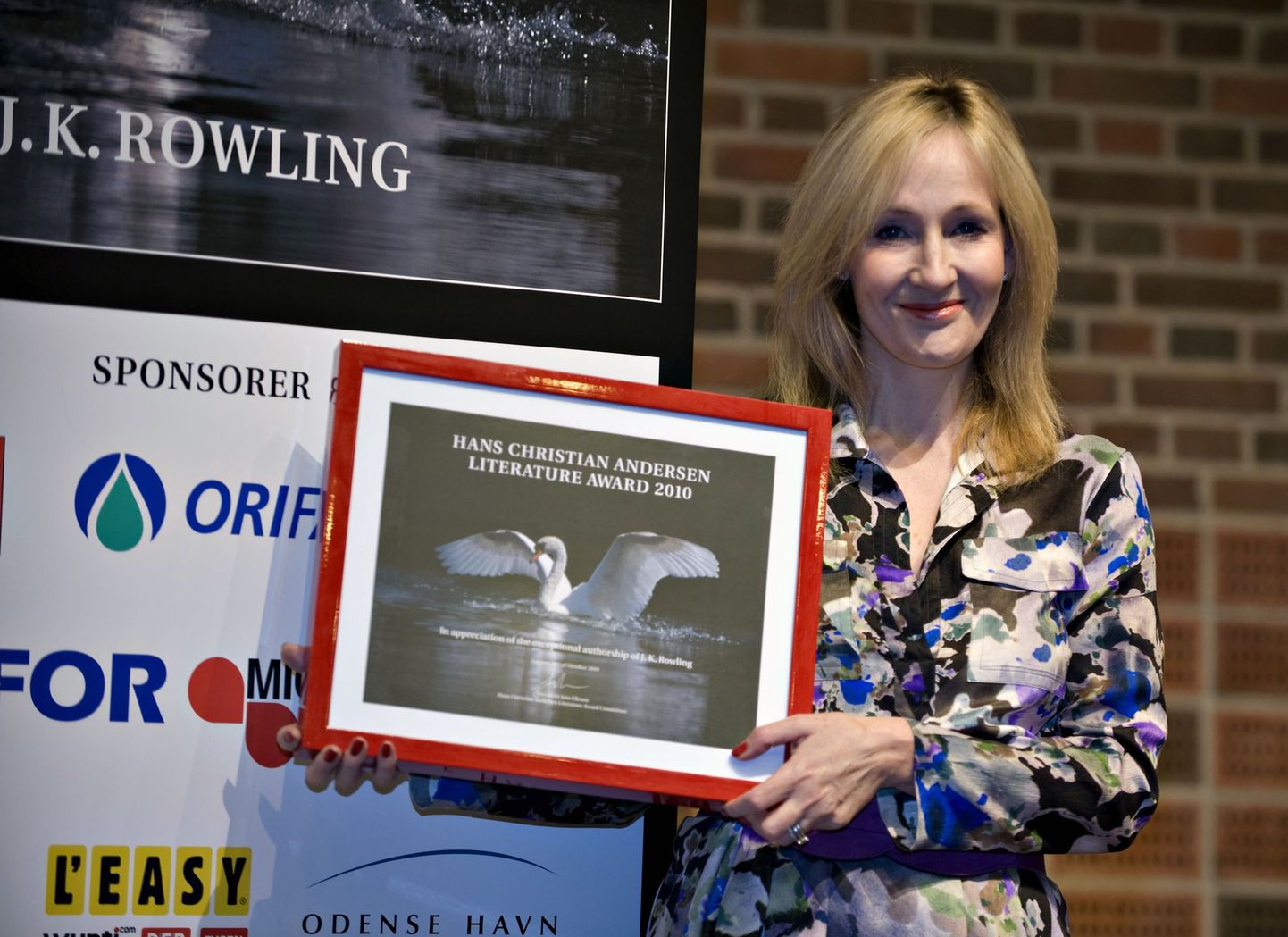 Briti fantaasiakirjanik J. K. Rowling esimese Hans Christian Anderseni auhinnaga.