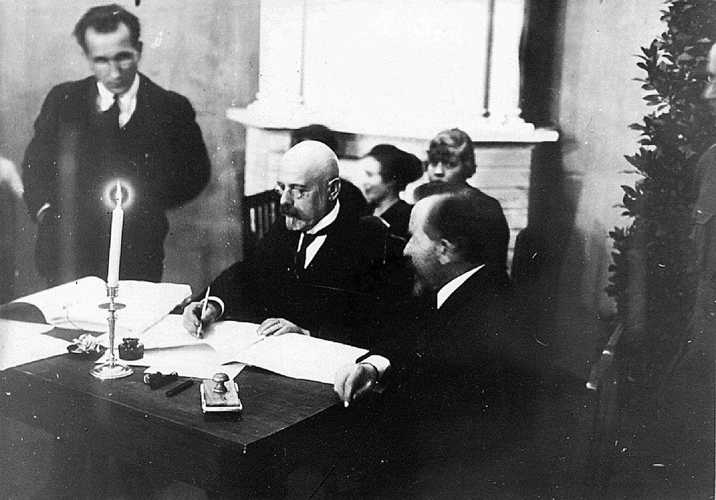 Nõukogude Venemaaga läbirääkimiste delegatsiooni juhtinud Jaan Poska allkirjastab Tartu rahulepingu.