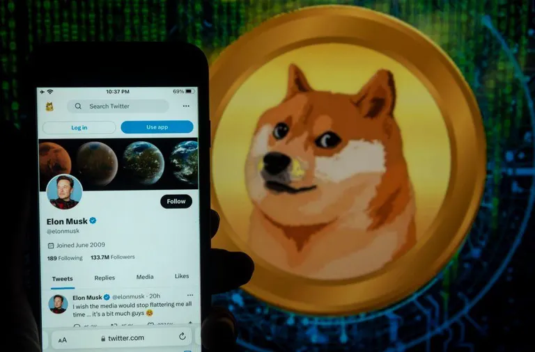 DOGE — это отсылка к популярному мему с собакой сиба-ину. Мем вдохновил создание криптовалюты Dogecoin, которую Илон Маск активно поддерживал