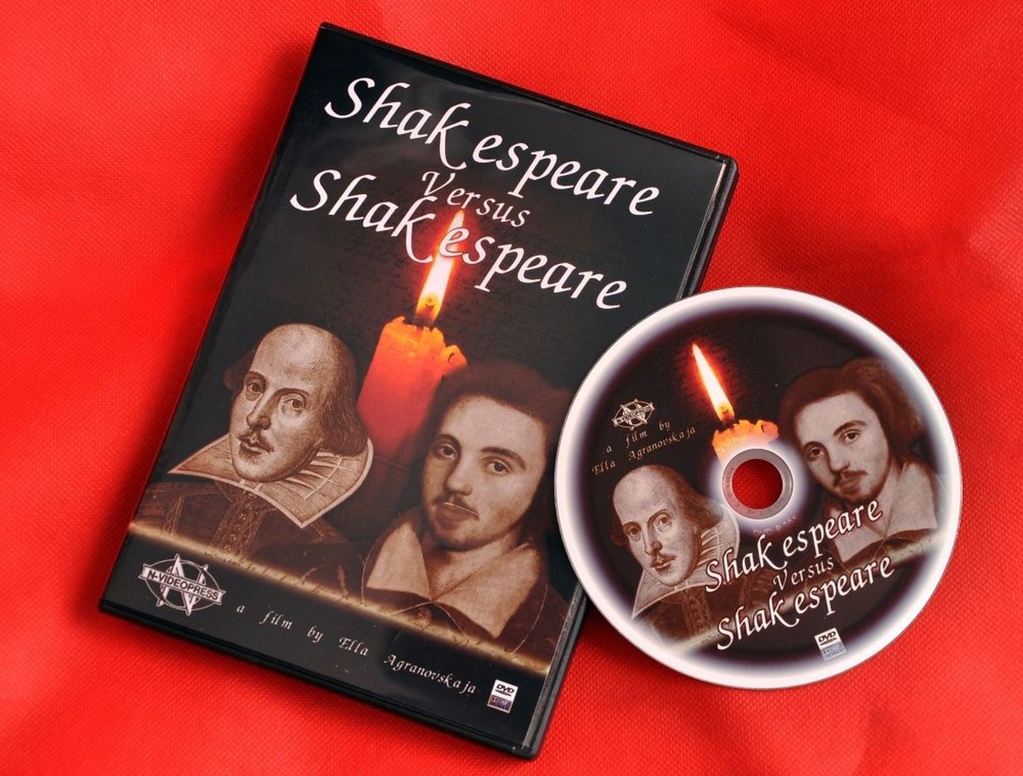 Сюжет документального фильма "Шекспир против Шекспира" строится на сопоставлении биографии Уильяма Шекспира и загадочной истории жизни и смерти его современника, основоположника английской драмы Кристофера Марло.