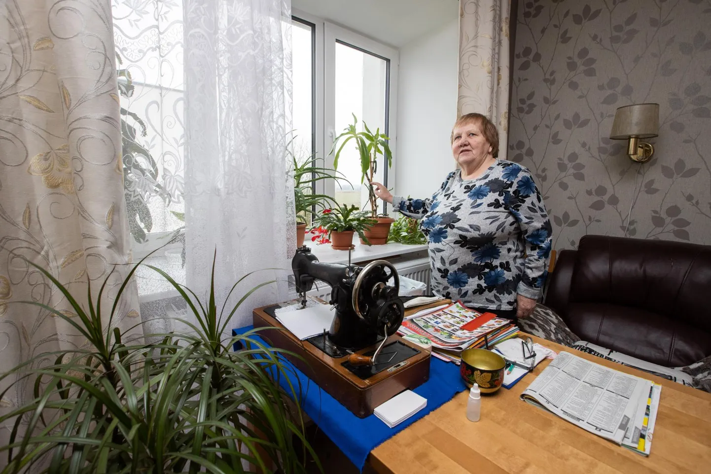 Живущая в Кехра Эльми Або, чье гражданство Эстония не признает, вспоминает, как жившие в Абхазии эстонцы все же держались друг друга: "А какой огонь Ивановой ночи был у нас всегда! Этого мы не забыли - это же эстонское".