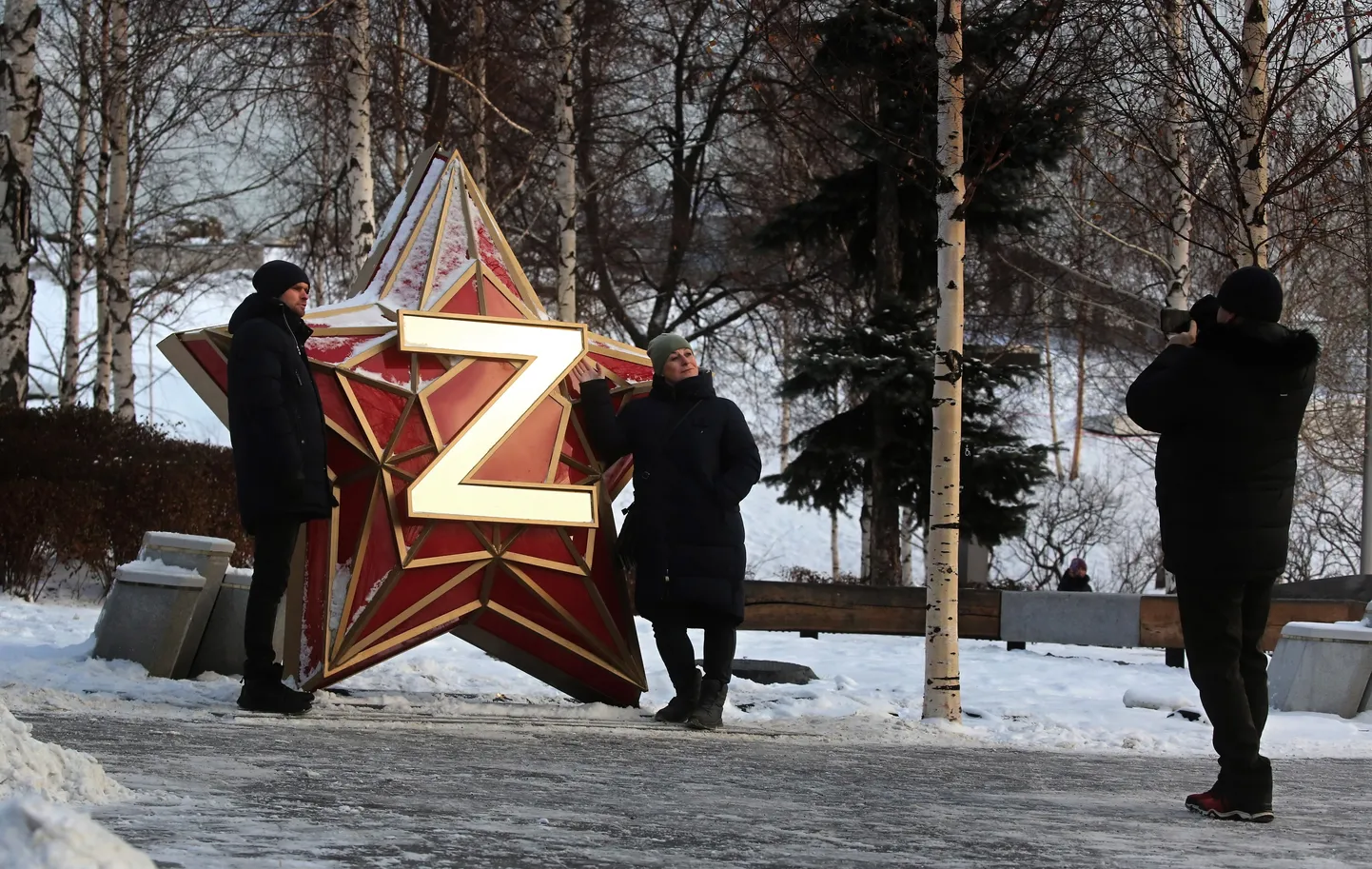 Люди проводят время в парке "Зарядье", украшенном буквой Z в поддержку российской армии, во время рождественских и новогодних праздников в центре Москвы.