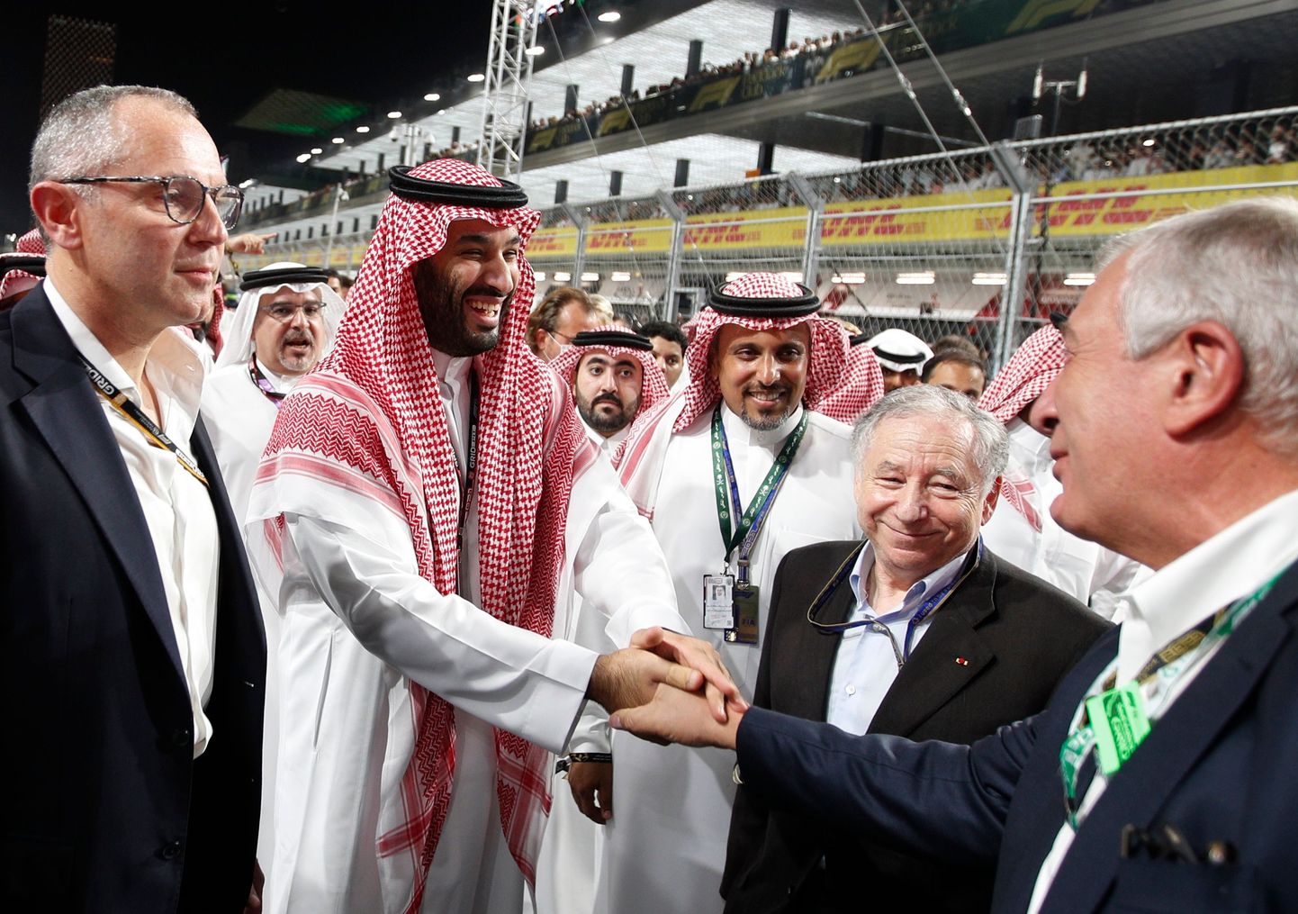 Bahreini kroonprints Salman bin Hamad Al-Khalifa (keskel) ja endine Rahvusvahelise autoliid (FIA) president Jean Todt (paremalt teine).