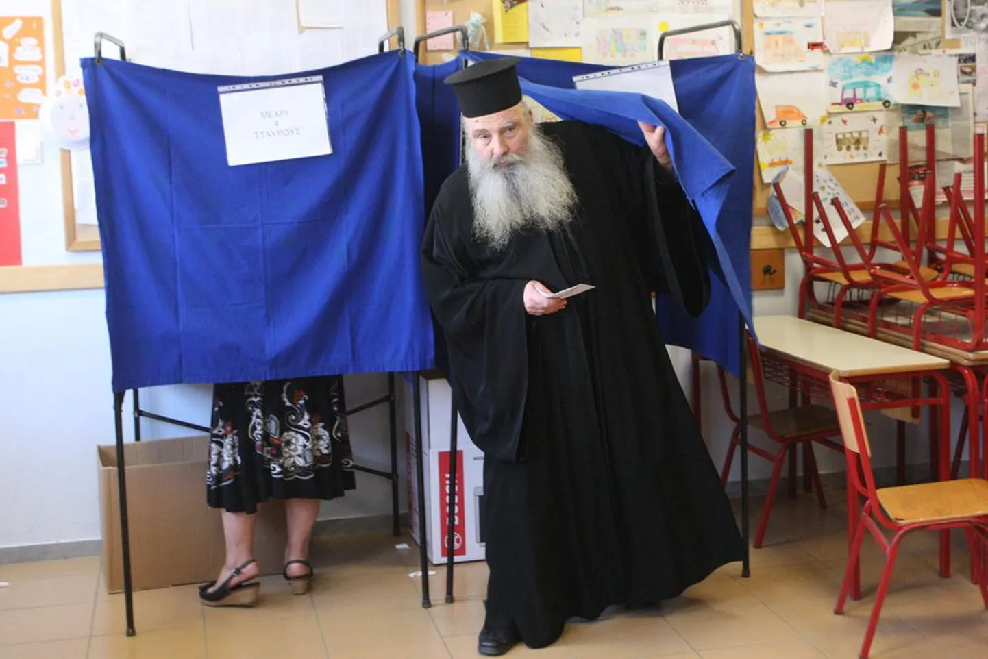 Kreeklastest preester eile riigi põhjaosas asuvas sadamalinnas Thessalonikis valimiskabiinist väljumas.