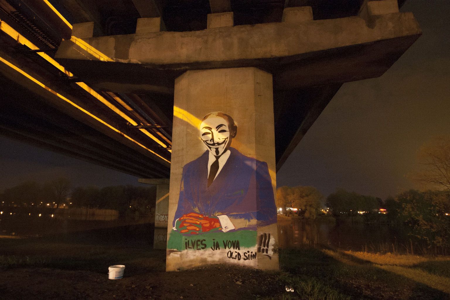 Ööl vastu 8. maid sai president Putini nägu Anonymouse ehk Guy Fawkesi maski ja teksti "Ilves ja Vova olid siin!!!".