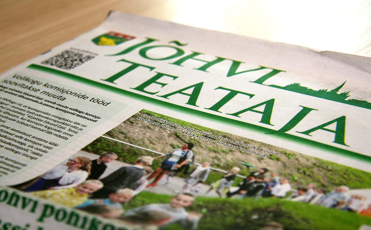Võimud on Jõhvi Teataja väljaandmist põhjendanud vajadusega elanikke informeerida, kuid enamasti on lehe sisuks võimulolijate eksponeerimine.