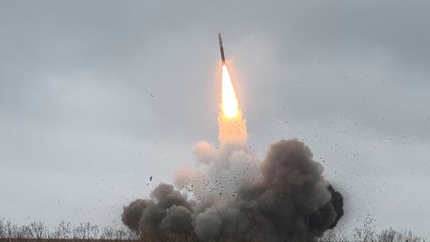 Ukraina ar raķetēm "Flamingo" devusi triecienu krievu raķešu noliktavai; uzbrukts arī naftas rūpnīcai