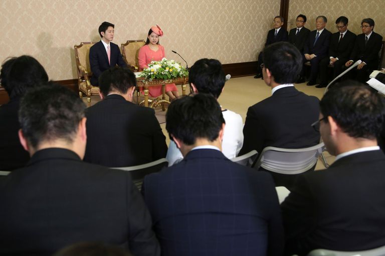 Jaapani printsess Ayako ja ta kihlatu Kei Moriya ajakirjanike ees