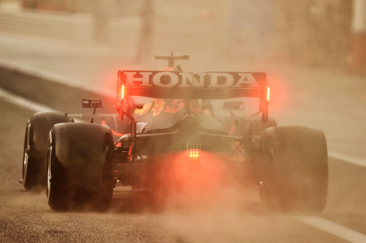 Nähtavus Bahreinis oli ikka väga kehv. Seda sai tunda ka Red Bulliga kihutav Max Verstappen.