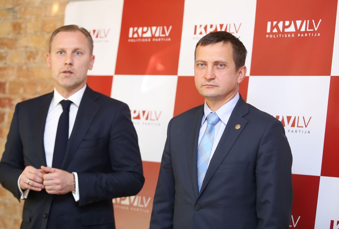 Partijas "KPV LV" pārstāvis - premjera amata kandidāts Aldis Gobzems (no kreisās) un Zaļo un zemnieku savienības pārstāvis - valdes priekšsēdētājs Armands Krauze.