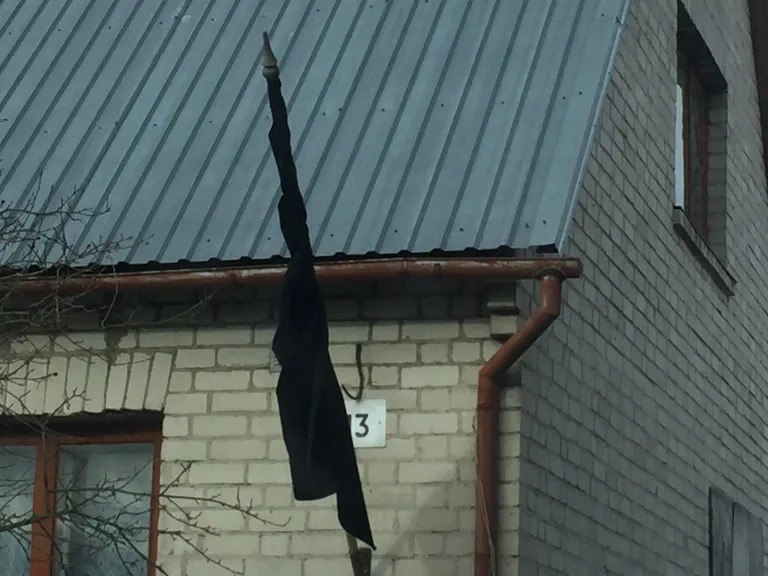 Raekülas Varbola tänaval lehvis Eesti Vabariigi 99. aastapäeval maja küljes must lipp.