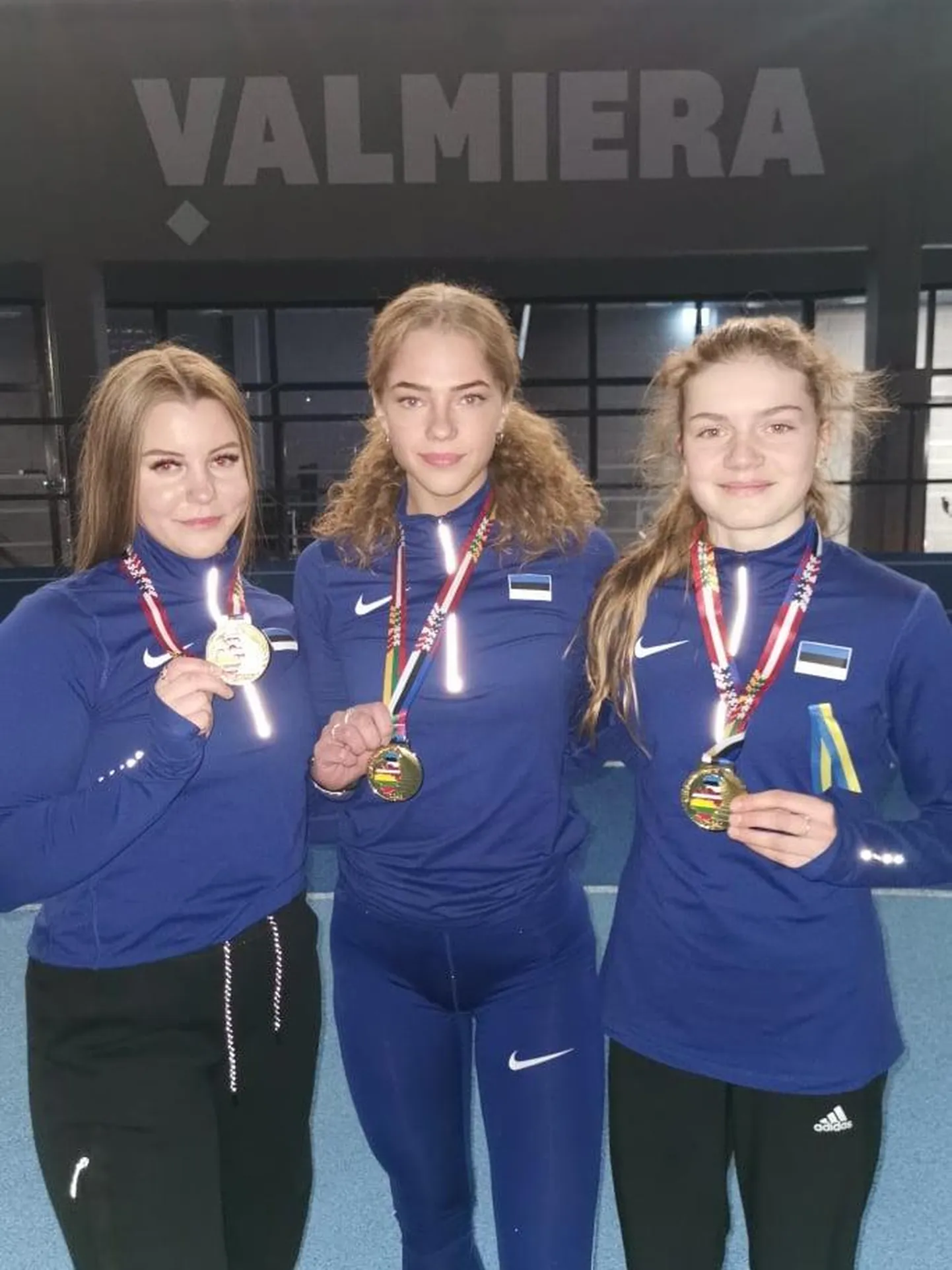 Greete-Liis Krapp (vasakult), Carlyn Pukk ja Viola Hambidge teenisid kolme riigi paremate sportlaste konkurentsis kuldmedalid.